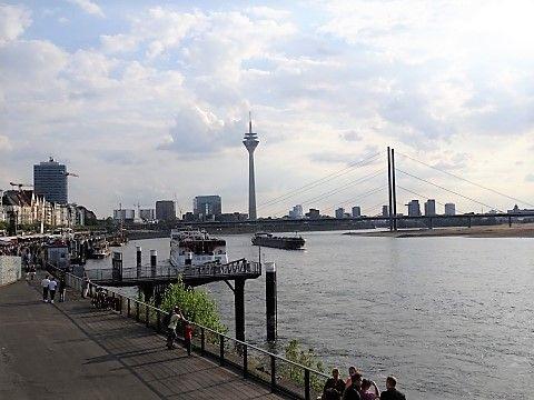 Blick auf den Rhein von der Düsseldorfer Altstadt 