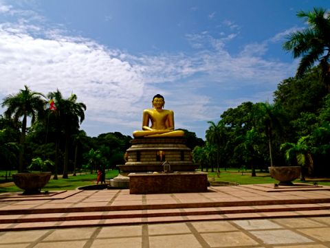 Buddha Statue im Viharamahadevi Park in Colombo