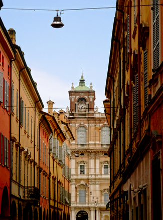 Modena: Straßenzug mit Blick auf den Palazzo Ducale