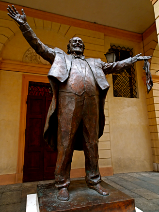 Pavarotti-Denkmal in Modena
