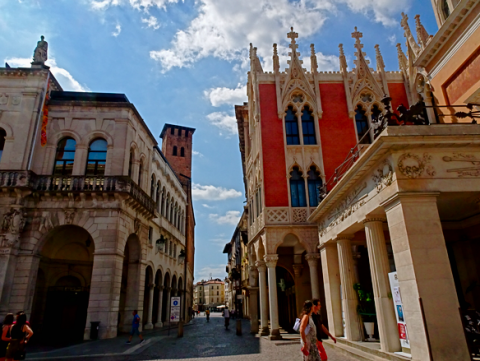 Eingang zum Piazza della Frutta Padua