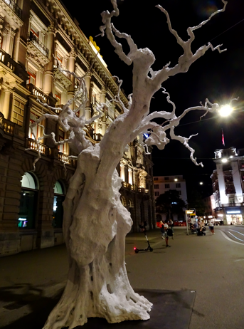 Baumplastik auf dem Zürcher Paradeplatz
