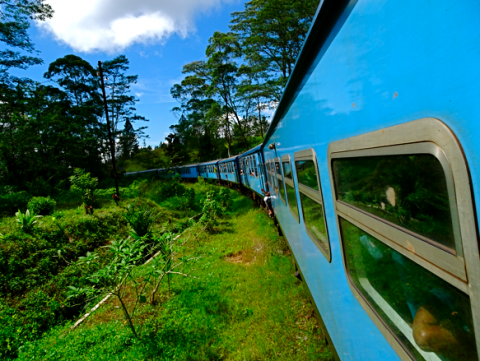 Auf der Zugfahrt von Kandy ins Hochland 