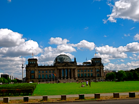 Berliner Reichstag mit Fernsehturm