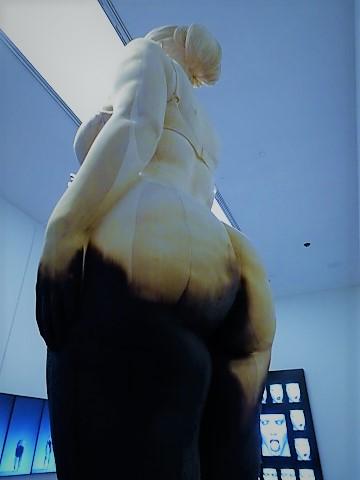 Statue "Eine Armlänge", Erwin Olaf "Unheimlich Schön" in der Kunsthalle München