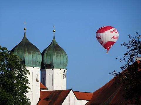 Fesselballons über Kloster Seeon
