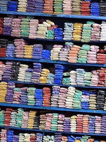 Textilfarben in einem Souk in Chefchaouen