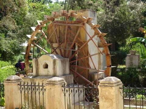 Wasserrad im Jnan Sbil Park nahe der Medina von Fez