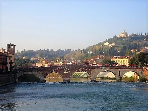 Die Ponte Pietra über die Etsch in Verona