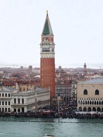 Der Glockenturm am Markusplatz von Venedig