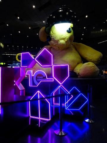 Lamp/Bear von Urs Fischer am Hamad International Airport in Doha