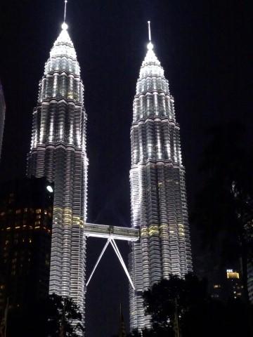 Die Petronas Towers von Kuala Lumpur bei Nacht
