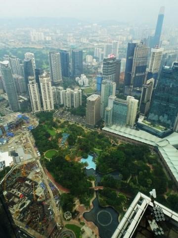 Blick von den Petronas Towern auf den KLCC Park und Kuala Lumpur