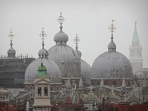 Die Kuppeln vom Markusdom von oben