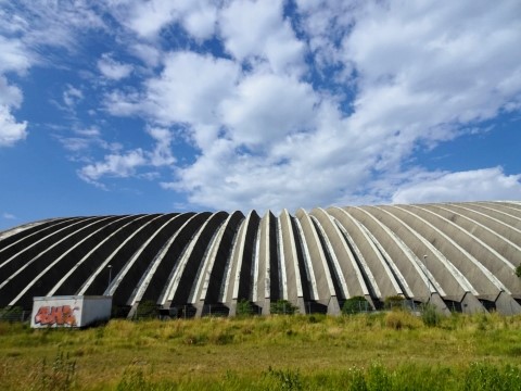 Die ehemalige Paketposthalle nordöstlich der Friedenheimer Brücke