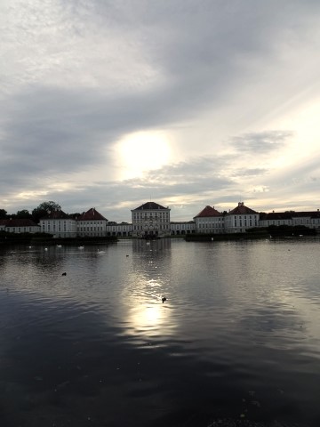 Schloss Nymphenburg von der Gerner Brücke/Auffahrtallee