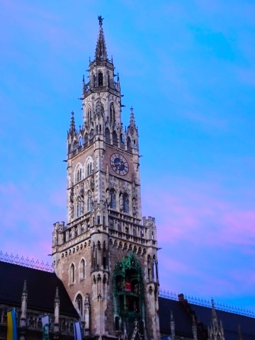 Münchner Rathaus im Abendhimmel