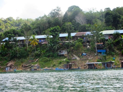 Langhaus am Batang Ai Stausee