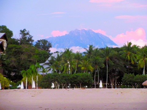 Blick auf den Gunung Kinabalu vom Strand