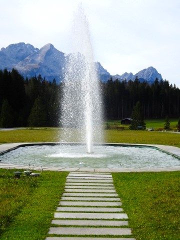 Auffahrt mit Fontäne zu Das Kranzbacher bei Garmisch/Klais