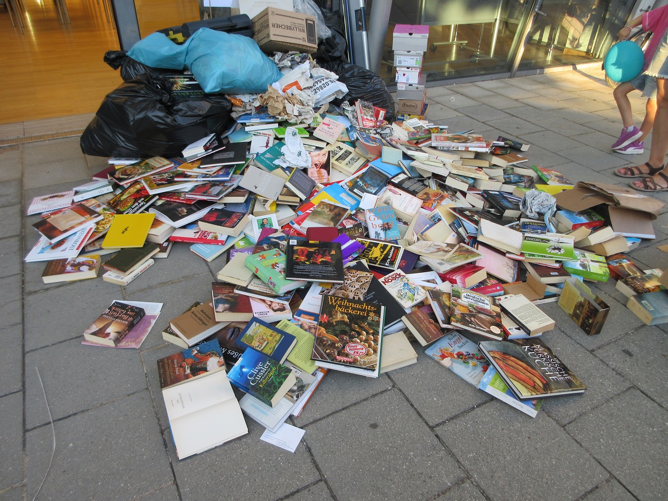 Reste vom Bücherflohmarkt vor der Germinger Stadthalle