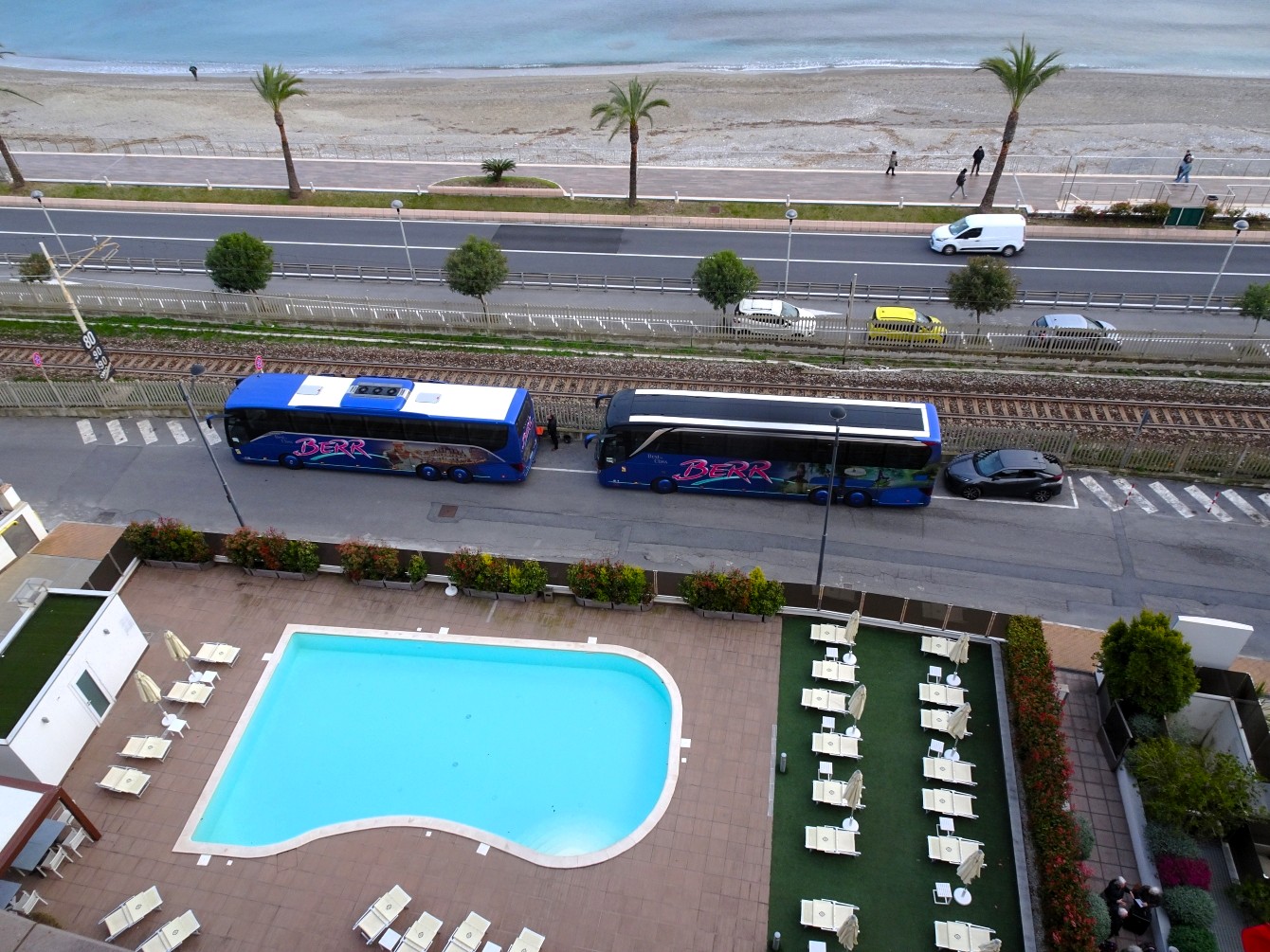 Sommer in Lauerstellung & das zweitausendachthundertsiebzigste Gedicht